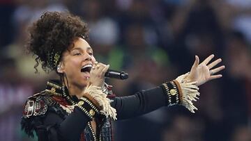 Alicia Keys dice adi&oacute;s al maquillaje.
 Imagen de su actuaci&oacute;n previa a la final de la Champions League
 