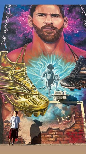 Messi, junto a su mural en Rosario.