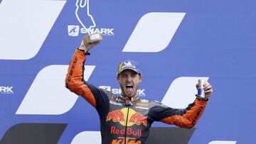 Pol Espargaró en el podio de Le Mans.