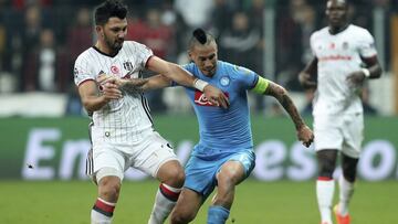 TOL20 ESTAMBUL (TURQUÍA) 01/11/2016.- Tolgay Arslan (izq), del Besiktas de Estambul, se enfrenta a Marek Hamsik (dcha), del Nápoles, durante su partido del grupo B de la Liga de Campeones de la UEFA en Estambul (Turquía) hoy, 1 de noviembre de 2016. EFE/TOLGA BOZOGLU