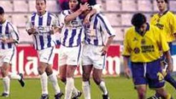 UNA BUENA SOCIEDAD. Tote marcó su sexto gol en la Liga gracias a un buen pase de Cuauhtémoc Blanco, al que felicita en la imagen.