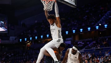 Chuma Okeke, ala-pívot del Real Madrid, se cuelga del aro en la victoria blanca ante el Bilbao Basket.