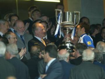 Tamudo recibe la Copa del Rey 2006 de manos de Juan Carlos I.