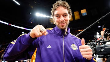LOS ANGELES, CA - OCTOBER 27: Pau Gasol #16 of the Los Angeles Lakers smiles after receiving his championship ring before the season opening game against the Los Angeles Clippers at Staples Center on October 27, 2009 in Los Angeles, California. NOTE TO USER: User expressly acknowledges and agrees that, by downloading and or using this photograph, User is consenting to the terms and conditions of the Getty Images License Agreement. Mandatory Copyright Notice: Copyright 2009 NBAE   Kevork Djansezian/Getty Images/AFP
 == FOR NEWSPAPERS, INTERNET, TELCOS &amp; TELEVISION USE ONLY ==
 ANILLO CAMPEON NBA GASOL
 PUBLICADA 29/10/09 NA MA31 3COL
 PUBLICADA 29/10/09 NA MA40 1COL
 PUBLICADA 29/10/09 NA MA01 1COL
 PUBLICADA 19/12/09 NA MA40 2COL
 PUBLICADA 30/12/09 NA MA01 1COL