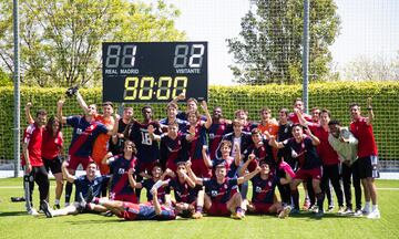 Los jugadores del Paracuellos Antamira Majadahonda celebran su clasificación para el playoff de ascenso a Segunda Federación tras derrotar en la última jornada al RSC Internacional en Valdebebas.