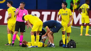 VILLAREAL, SPAIN - SEPTEMBER 13: Francis Coquelin of Villarreal CF reacts injured on pitch during the La Liga match between Villarreal CF and SD Huesca at Estadio de la Ceramica on September 13, 2020 in Villareal, Spain. (Photo by Alex Caparros/Getty Imag