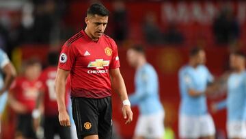 Alexis S&aacute;nchez durante el derbi entre Manchester United y Manchester City en Old Trafford. 