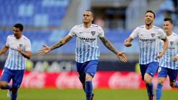 GRA160. MÁLAGA, 26/11/2016.- El delantero del Málaga Sandro Ramírez, celebra con sus compañeros su gol, segundo del equipo, durante el partido de la decimotercera jornada de la Liga de Primera División disputado esta mañana en el estadio de La Rosaleda, en Málaga. EFE/Jorge Zapata
