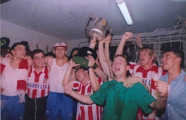 Los jugadores del Atlético comenzaron su fiesta en el vestuario del estadio Santiago Bernabéu.