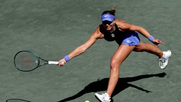 CHARLESTON, SOUTH CAROLINA - MARCH 31: Paula Badosa of Spain stretches for a ball while playing Kayla Day of the United States during the Credit One Charleston Open at Credit One Stadium on March 31, 2026 in Charleston, South Carolina. Matthew Stockman/Getty Images/AFP (Photo by MATTHEW STOCKMAN / GETTY IMAGES NORTH AMERICA / Getty Images via AFP)