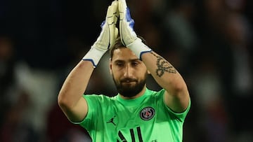 Soccer Football - Ligue 1 - Paris St Germain v Olympique de Marseille - Parc des Princes, Paris, France - April 17, 2022 Paris St Germain's Gianluigi Donnarumma applauds fans after the match REUTERS/Sarah Meyssonnier