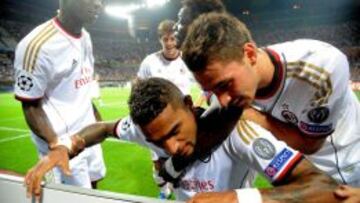 Kevin Prince Boateng celebra un gol con sus compañeros ante el PSV Eindhoven