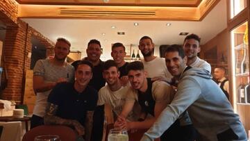 Ronaldo, con varios jugadores del Real Valladolid en la cena de celebraci&oacute;n ayer en Madrid.