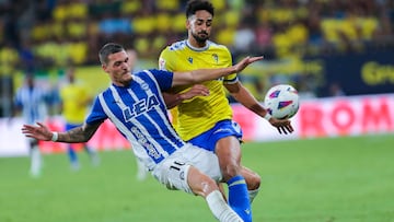 Rafa Marín pelea por un balón con el cadista Chris Ramos.