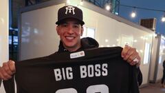 Daddy Yankee muestra con orgulloso su jersey de los Sultanes de Monterrey