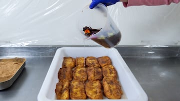 Elaboración de torrijas en la pastelería 'Obrador El Panazo', a 31 de marzo de 2023, en Madrid (España). Las torrijas, dulce típico de Cuaresma y Semana Santa, se preparan con rebanadas de pan empapadas en leche o vino y que, tras ser rebozadas en huevo, se fríen en una sartén con aceite. Después, se suelen endulzar con miel o azúcar y se aromatizan con canela. Las torrijas tienen su origen en el Siglo XV, cuando comenzaron a prepararse para aliviar a las mujeres al dar a luz y favorecer su recuperación tras el parto. Se empezaron a consumir para sustituir a la carne durante la Cuaresma debido a que son un alimento saciante y calórico que aporta energía. Las torrijas se asocian a tiempos difíciles y de estrecheces económicas, en las que disponer de un elemento barato y asequible como los restos del pan permitía comer algún dulce de vez en cuando sin que eso supusiera un gasto excesivo.
31 MARZO 2023;TORRIJAS;ELABORACIÓN;CUARESMA;SEMANA SANTA;FESTIVIDADES;DULCE;POSTRE;ENERGÍA
Gustavo Valiente / Europa Press
31/03/2023