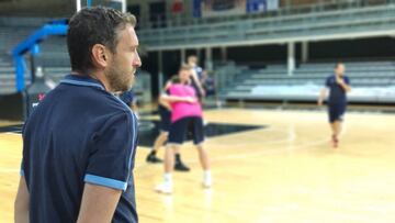 Ibon Navarro, nuevo técnico del Morabanc Andorra, dirigiendo el primer entrenamiento de pretemporada del equipo.