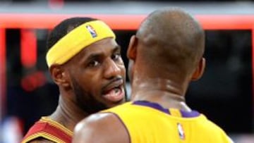 LeBron James habla con Kobe Bryant durante el Lakers-Cavs de la madrugada del jueves.