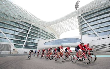 Nairo Quintana 'calienta motores' en el Yas Marina de Fórmula 1