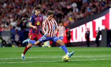 Giuliano Simeone adelantó al Atlético en el minuto 38 con un remate preciso dentro del área, culminando la jugada que rompió el equilibrio en el Metropolitano.