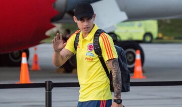 James Rodríguez fue uno de los últimos que subió al avión que lleva a la Selección Colombia a Milán. 