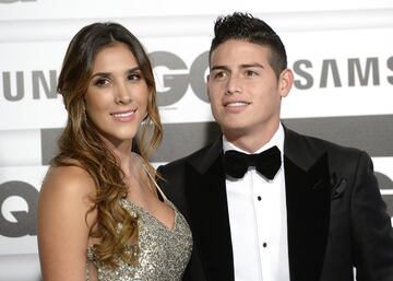 Recientemente, Daniela Ospina contó cómo conoció al que fue su marido, James Rodríguez. La exjugadora de voleibol (se retiró en 2015) afirmó que conoció al futbolista del Everton por mediación de su hermano, el también futbolista David Ospina. La pareja se casó en 2013 y se divorció en 2017. Tienen una hija en común, Salomé. Tras su retirada, Daniela se ha convertido en empresaria y también trabaja como modelo. Por su parte, James sigue siendo uno de los principales nombres de la selección colombiana. Su mejor temporada deportiva la tuvo en el Mónaco y en su primera etapa en el Real Madrid. Ha ganado dos Champions con el conjunto blanco.