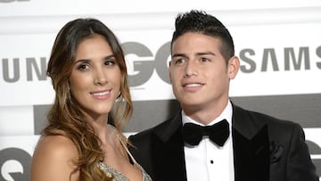 Recientemente, Daniela Ospina contó cómo conoció al que fue su marido, James Rodríguez. La exjugadora de voleibol (se retiró en 2015) afirmó que conoció al futbolista del Everton por mediación de su hermano, el también futbolista David Ospina. La pareja se casó en 2013 y se divorció en 2017. Tienen una hija en común, Salomé. Tras su retirada, Daniela se ha convertido en empresaria y también trabaja como modelo. Por su parte, James sigue siendo uno de los principales nombres de la selección colombiana. Su mejor temporada deportiva la tuvo en el Mónaco y en su primera etapa en el Real Madrid. Ha ganado dos Champions con el conjunto blanco.