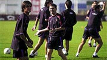 <B>QUIEREN MÁS</B>. El técnico gallego está satisfecho con la plantilla que tiene, pero quiere reforzar la zona izquierda del campo.