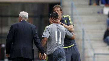 Ramis saluda a Mariano tras ser sustituido en un partido con el Castilla.