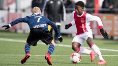 Un jugador de la cantera del Ajax, durante un partido.