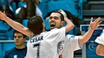 <b>A GRANADA. </b>César y Carlinhos, del Lobelle, se juegan ir la Copa.