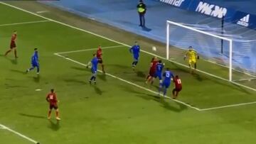 ?ngelo Henr¨ªquez dio el triunfo al Dinamo con este cabezazo