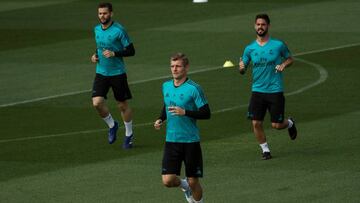 GRAF4233. MADRID, 11/05/2018.- El jugador del Real Madrid Nacho, Kroos e Isco (i a d), durante el entrenamiento del equipo hoy en Valdebebas de cara al partido de la jornada 37 de liga que disputan mañana, sábado, frente al Celta de Vigo en