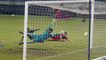 Este es el momento en que Cubillas anota el gol que dio la victoria al Castellón ante una brava Peña.