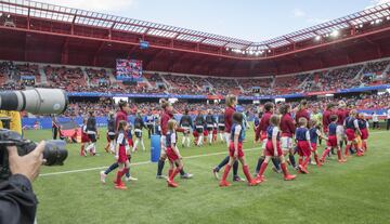 Salida al campo de las jugadoras.