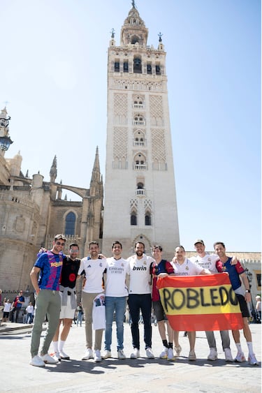 Aficionados del Barcelona y del Real Madrid disfrutan por las calles de Sevilla de las horas previas a la final de Copa. 