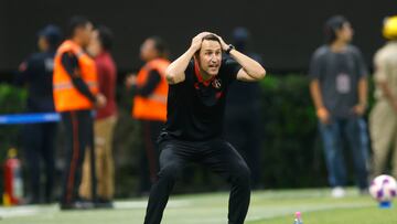 AME4943. GUADALAJARA (MÉXICO), 05/10/2024.- Beñat San José, entrenador de Atlas, reacciona este sábado, durante un partido del torneo apertura 2024 de la liga del fútbol mexicano en el Estadio Akron en la ciudad de Guadalajara, Jalisco (México). EFE/ Francisco Guasco