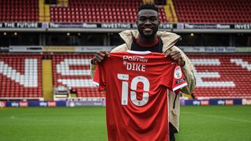 El atacante estadounidense fue traspasado hace unos días al Barnsley FC del Championship, donde buscará seguir captando la atención de distintos equipos de la Premier League.