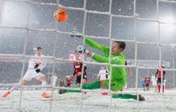 Tremenda nevada la que cay¨® en el partido de la liga alemana entre el Friburgo y el Leipzig.
