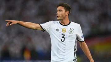 Jonas Hector pledges future to struggling Cologne
