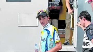 <b>VIGILADO. </b>Alberto Contador, al salir ayer de un control antidopaje.
