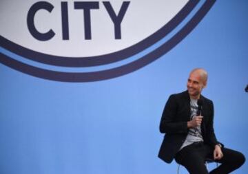 Pep Guardiola habló ante una multitud que le esperaba en el City Football Academy en Manchester.