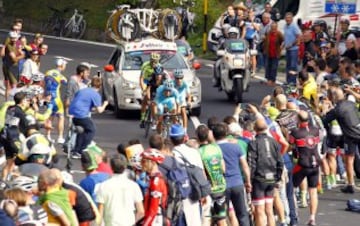 Alberto Contador se viste la maglia rosa de líder en la etapa 5 del Giro entre La Spezia y Abetone.