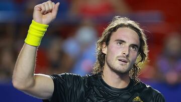 Stefanos Tsitsipas saluda al público tras su victoria ante Benoit Paire en el Abierto Mexicano de Tenis de Acapulco (México).