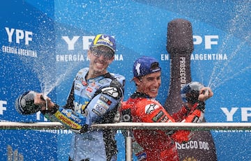 ?lex y Marc Mrquez celebran los dos primeros puestos en el Gran Premio. 