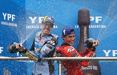 Álex y Marc Márquez celebran los dos primeros puestos en el Gran Premio. 