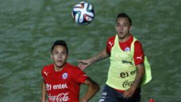 Orellana, de peto amarillo, disputa el bal&oacute;n con S&aacute;nchez en un entrenamiento de la Roja.