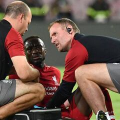 Keita se retiró en camilla tras desplomarse ante el Nápoles