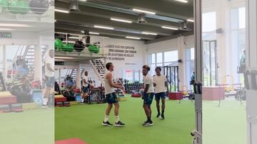 Cuadrado y Vlahovic se ríen de Mckennie tras este control