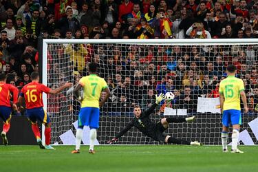 1-0. Rodrigo Hernández, con la pierna derecha, lanza potente y al medio para superar a Bento.